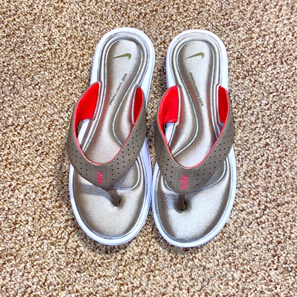 ⭐️Brand New⭐️ Nike Flip Flops